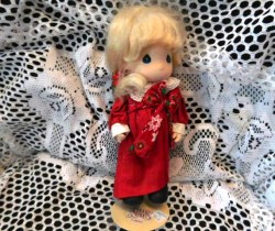 9" PRECIOUS MOMENTS PLATINUM BLONDE ORIGINAL DOLL, XMAS DRESS, STAND